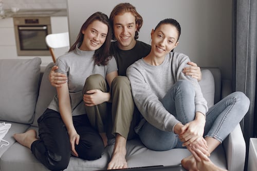 Estudios revelan que los hombres que crecen con hermanas son más colaborativos y amorosos en pareja