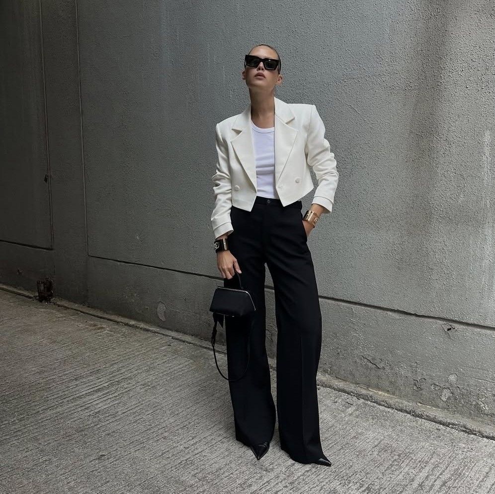 ¡Adiós camisa blanca! La camiseta que es obsesión de todas por su elegancia y versatilidad