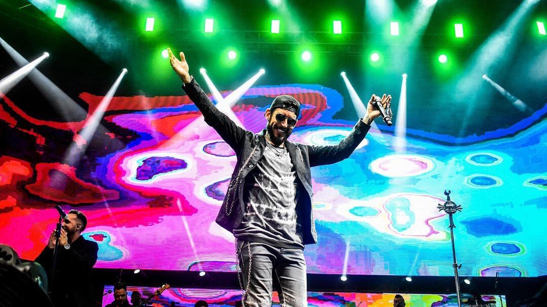 El cantante argentino Ulises Bueno fue arrojado al público y robado por sus seguidores.