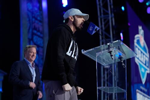 Eminem rompió el Draft de la NFL y anunció su nuevo álbum