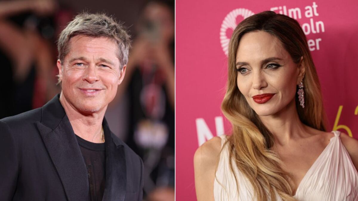 La inesperada reacción de Angelina Jolie cuando le piden firmar póster de Brad Pitt que impresionó a las redes