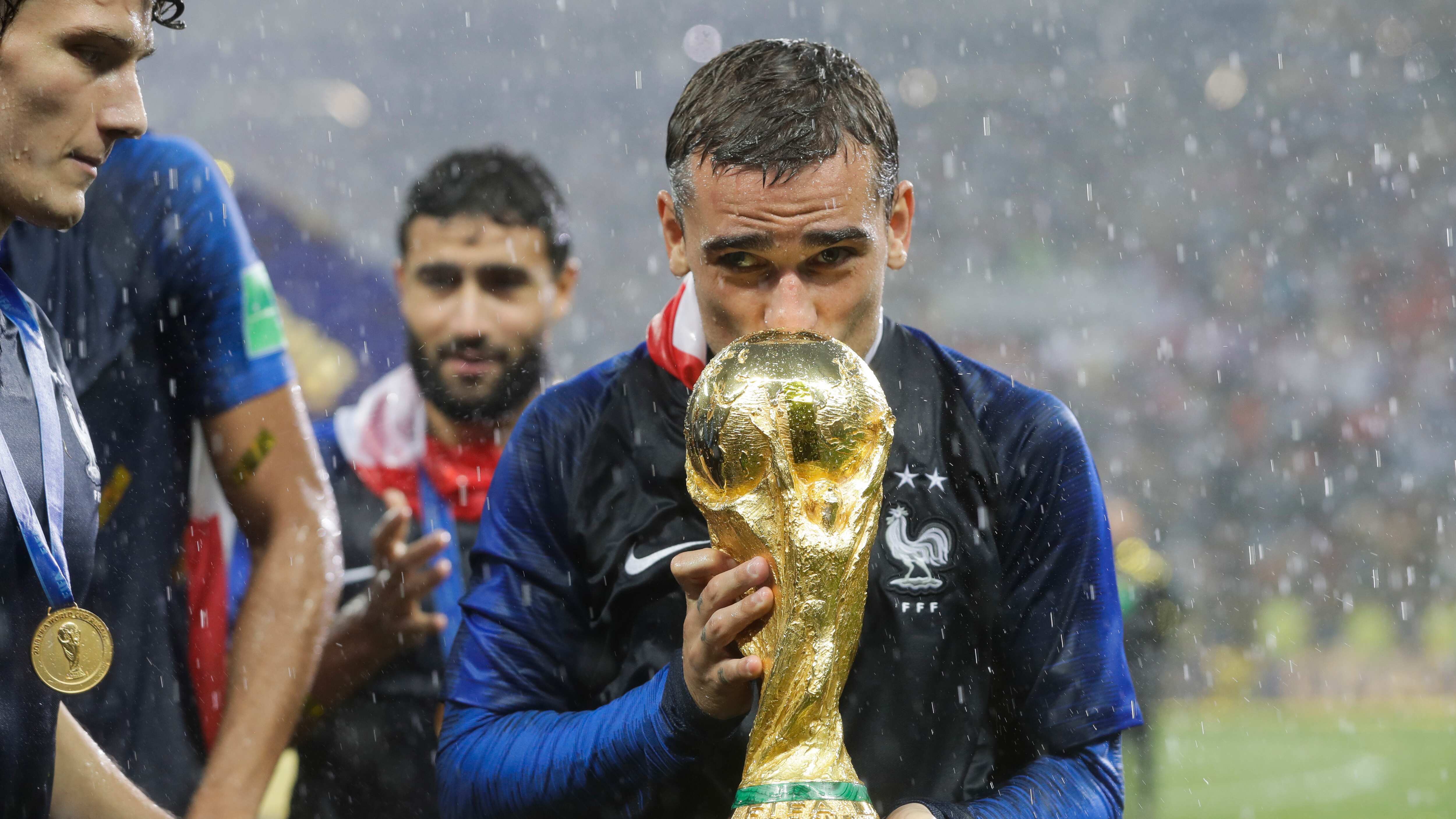 El delantero francés Antoine Griezmann besa el trofeo tras la victoria ante Croacia en la final de la Copa Mundial de 2018, en Moscú, el domingo 15 de julio de 2018.