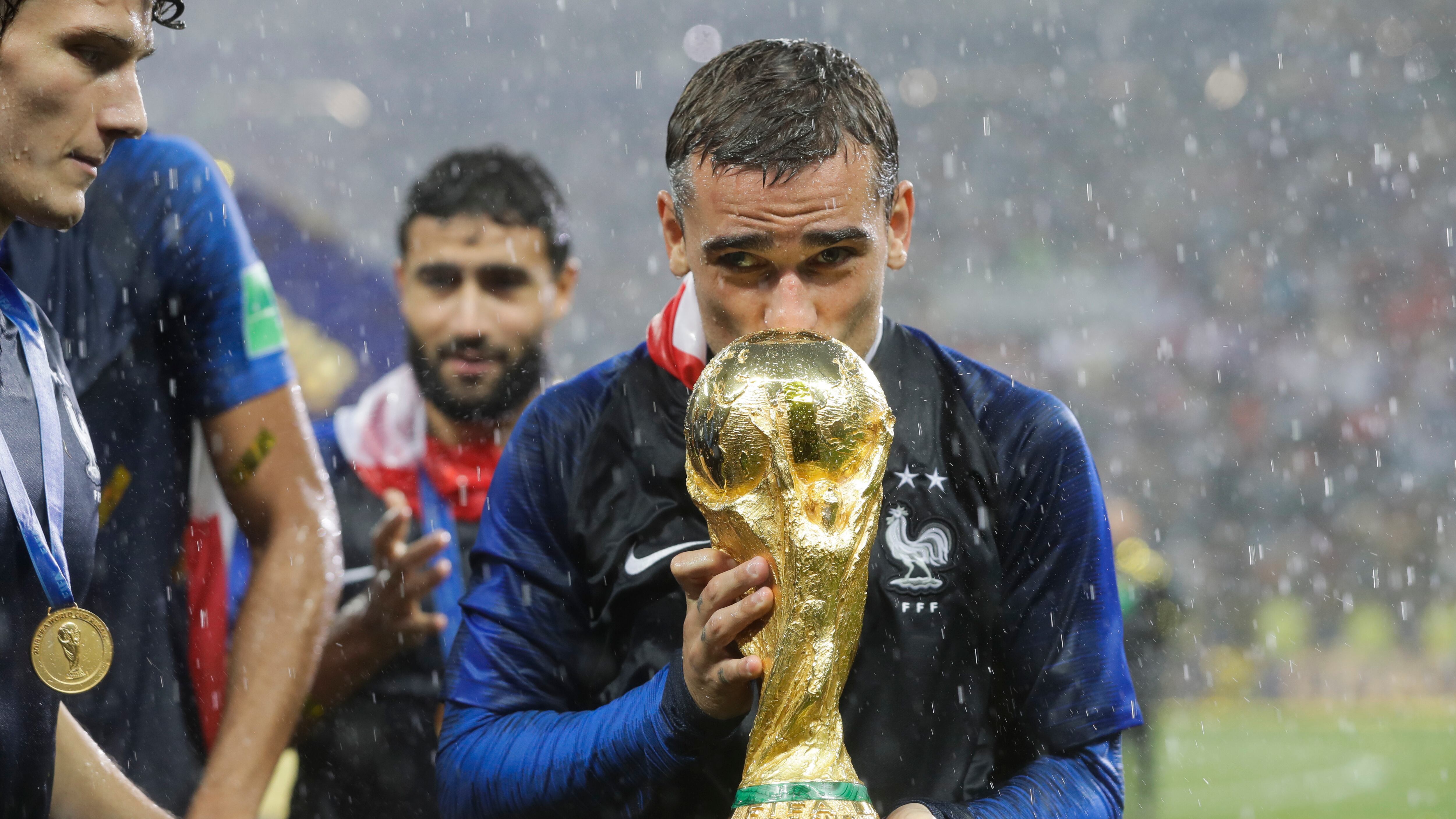 El delantero francés Antoine Griezmann besa el trofeo tras la victoria ante Croacia en la final de la Copa Mundial de 2018, en Moscú, el domingo 15 de julio de 2018.