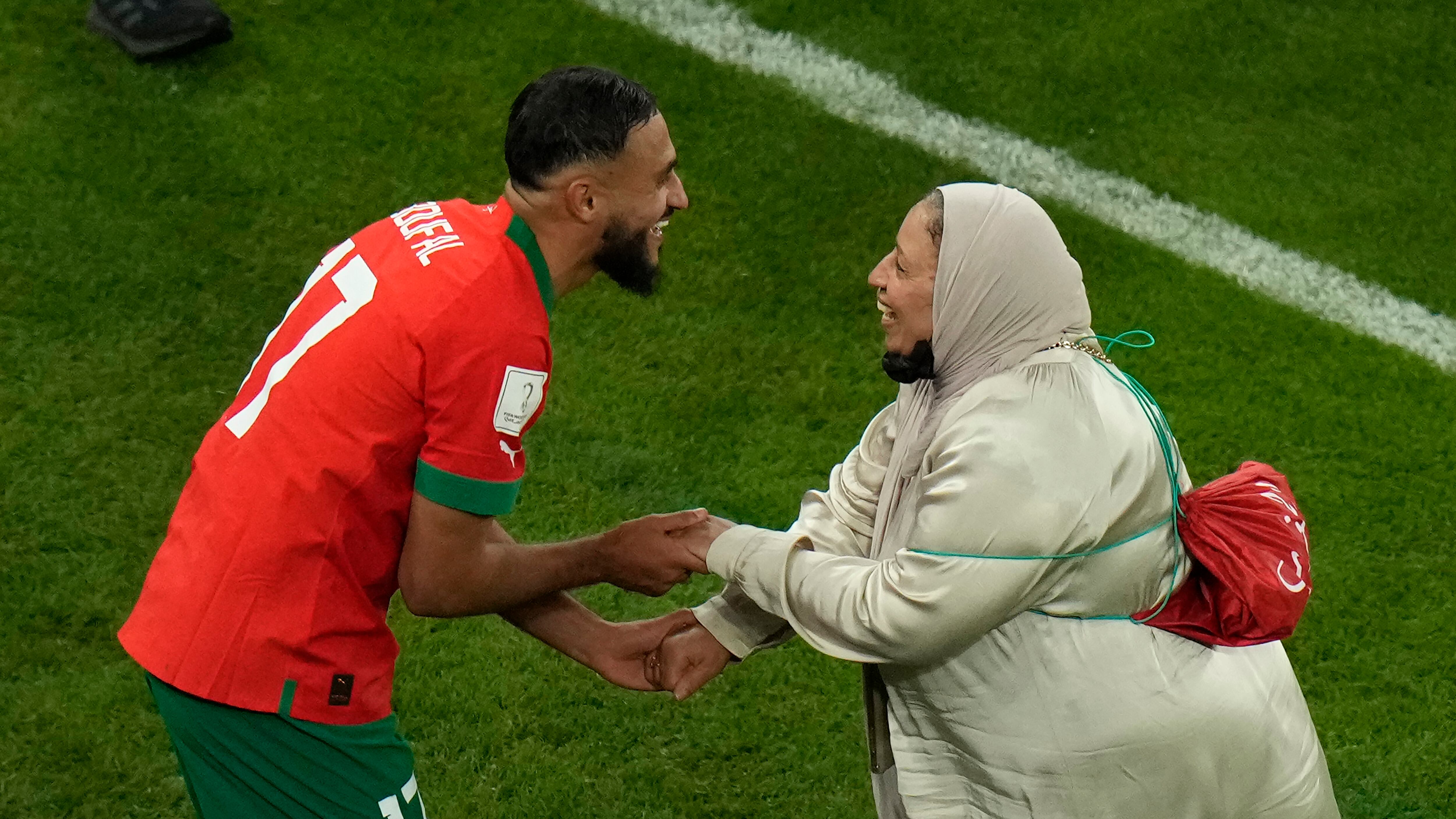 El volante marroquí Sofiane Boufal celebra con su madre tras la victoria 1-0 ante Portugal en los cuartos de final del Mundial.
