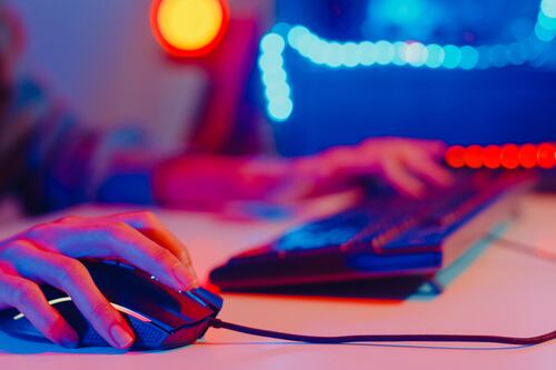 Streamer es agredida en plena transmisión por un hombre que se hacía pasar por policía