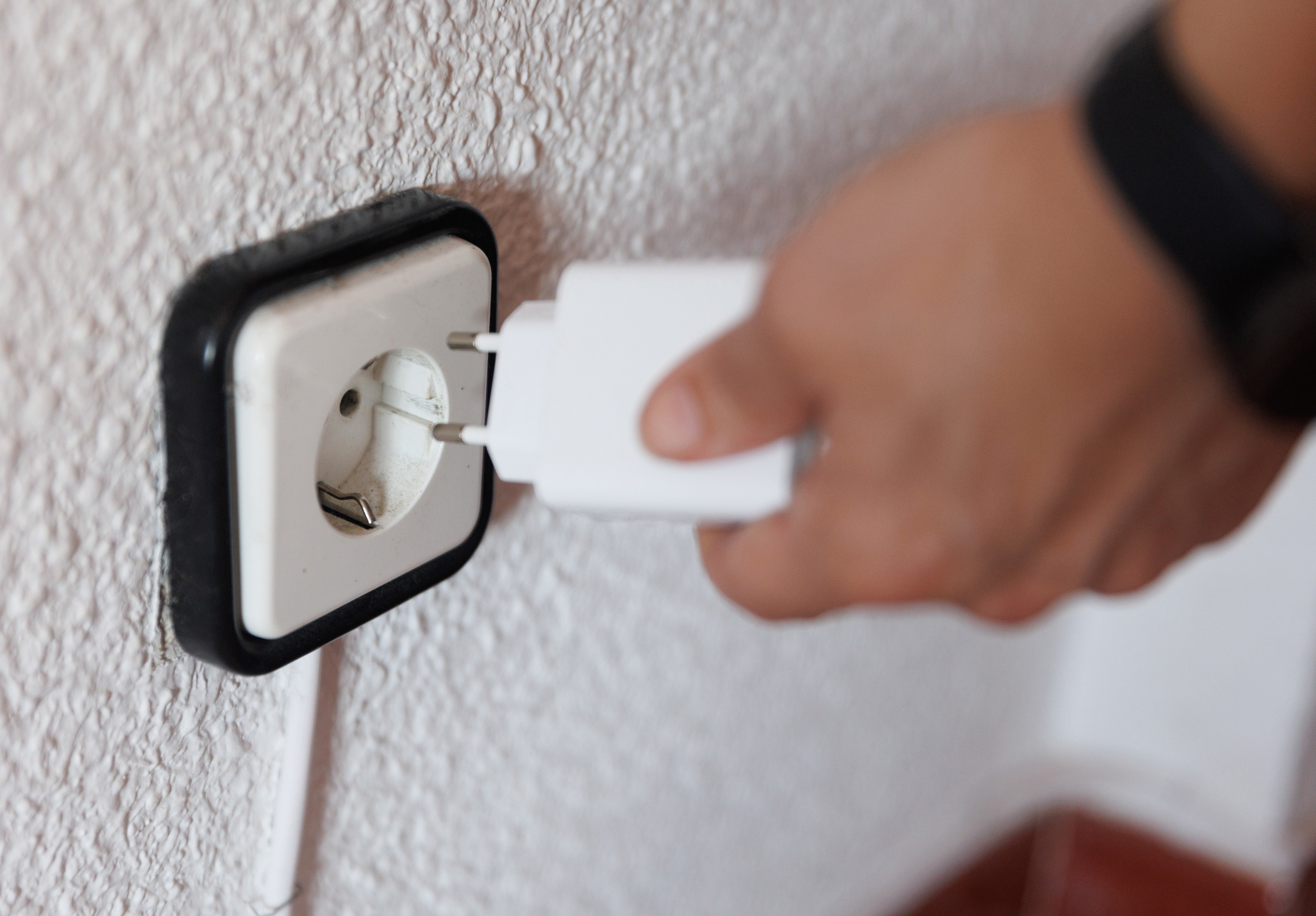 ¿Tu cargador es una bomba de tiempo? Cómo evitar incendios eléctricos en casa