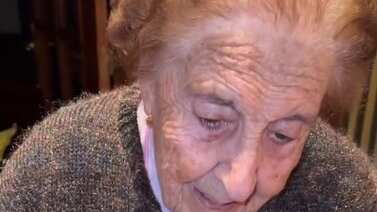 Abuela mira el tatuaje de su nieto en honor a ella