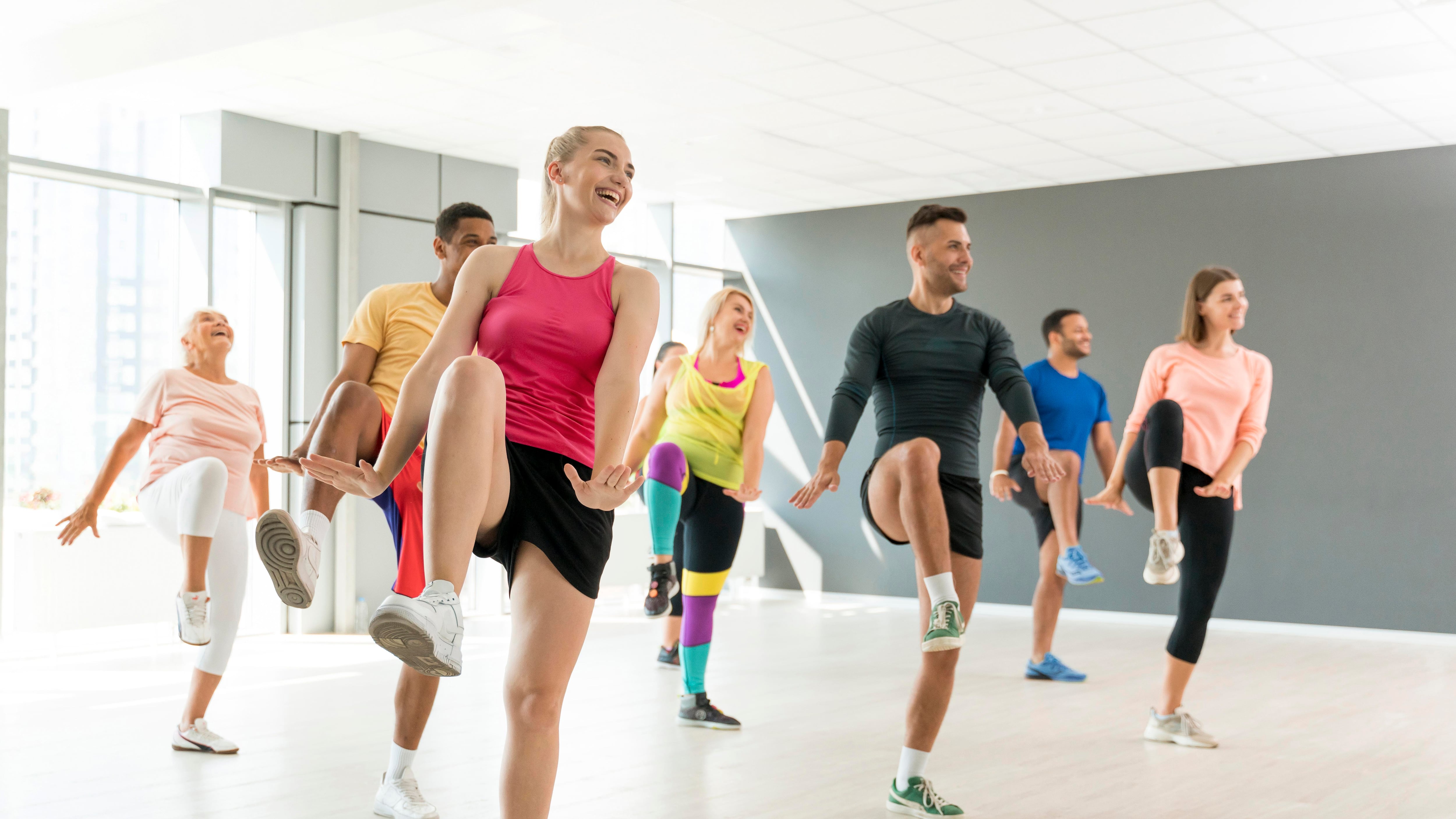 La zumba es un programa de fitness y una disciplina de ejercicio físico que combina movimientos de baile de varios estilos con ejercicios aeróbicos. Foto: Freepik.