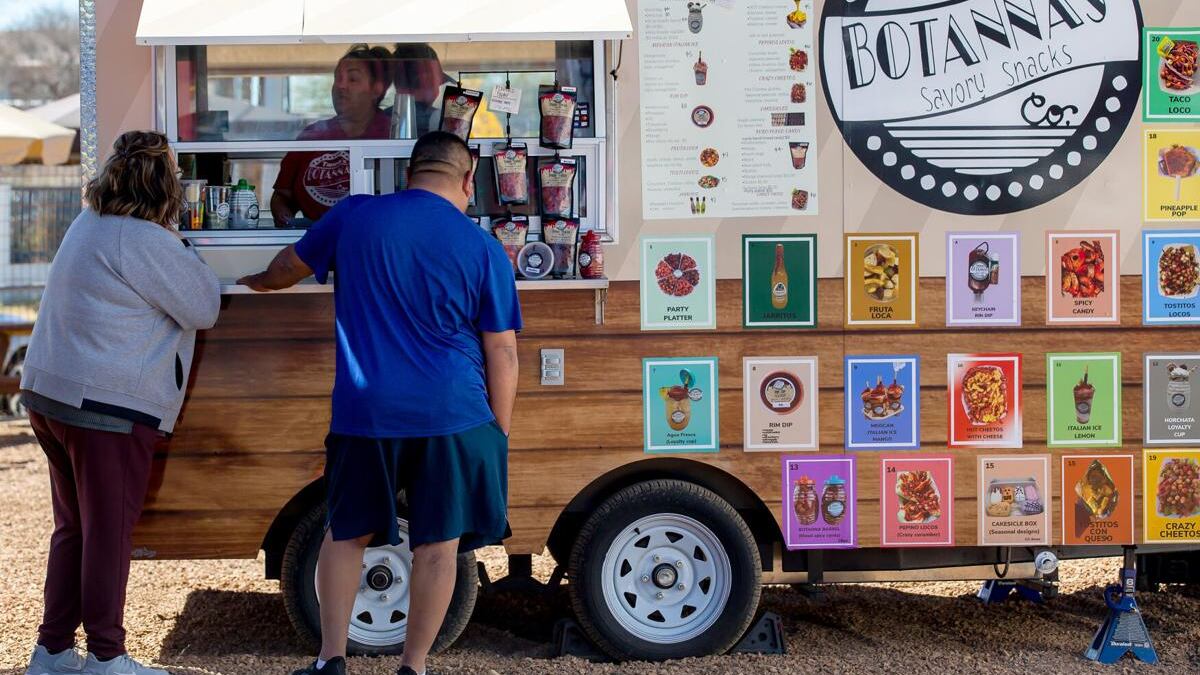 En esta época de navidad, es posible adquirir antojos en Tanna’s Botanna.