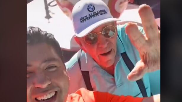 Anciano en Disneyland