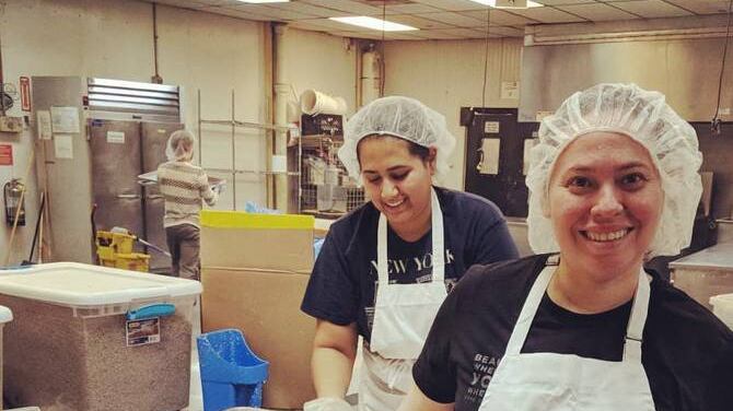 Emprendedora Betha Jiménez en su negocio