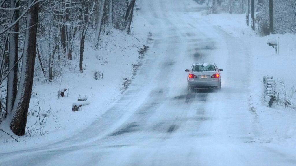 Escena de la tormenta invernal en Derry, Nueva Hampshire, el 7 de enero de 2024. (Foto AP /Charles Krupa)