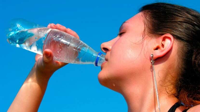 Como el alcohol es diurético y hace que las personas se deshidraten, dejar de beber permitirá tener más salud.