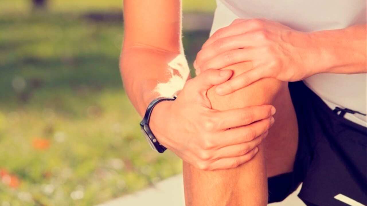 El dolor en las rodillas se presenta en personas que no fortalecen sus músculos.