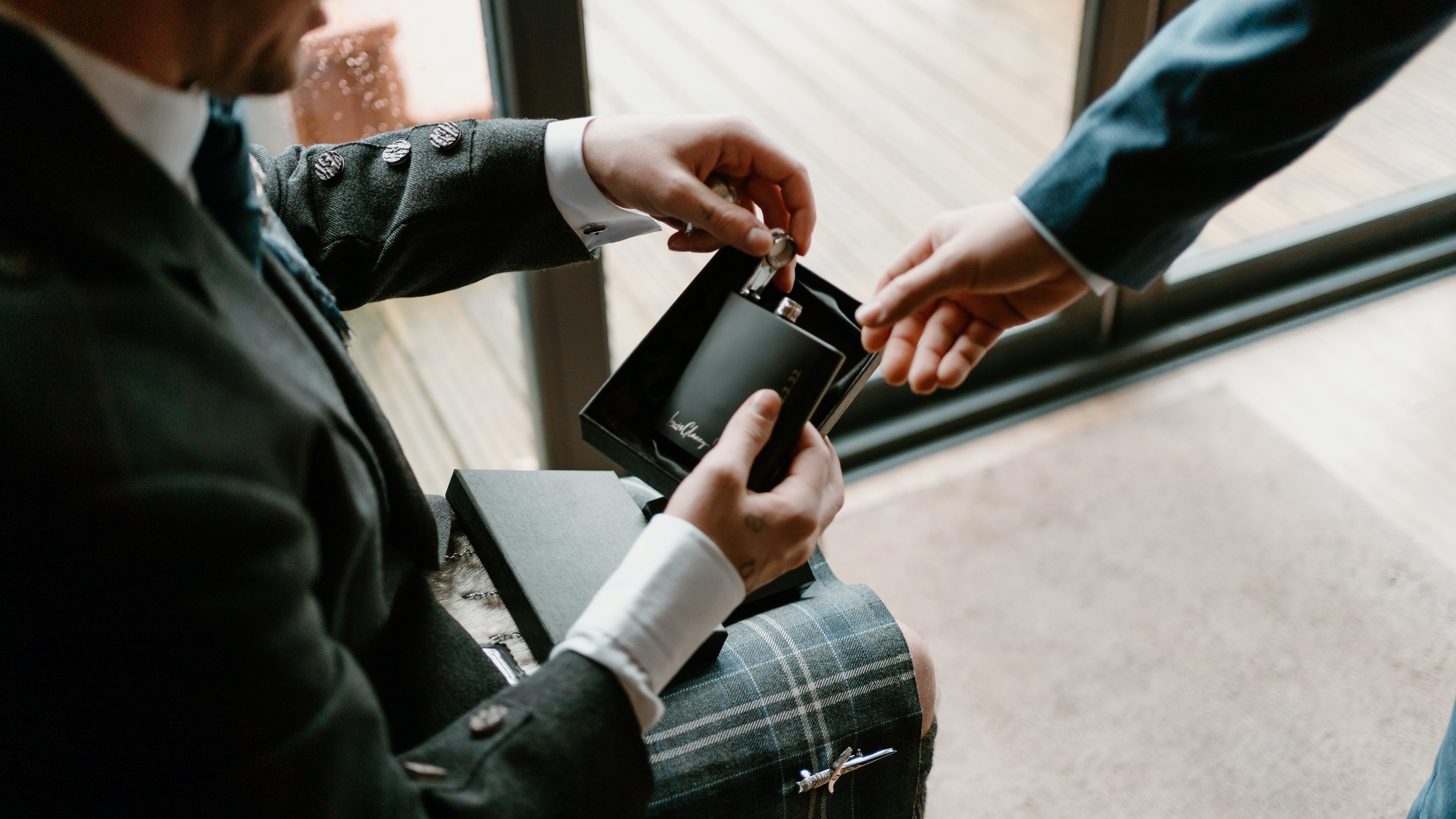 Homem sendo presentado com frasco de perfume