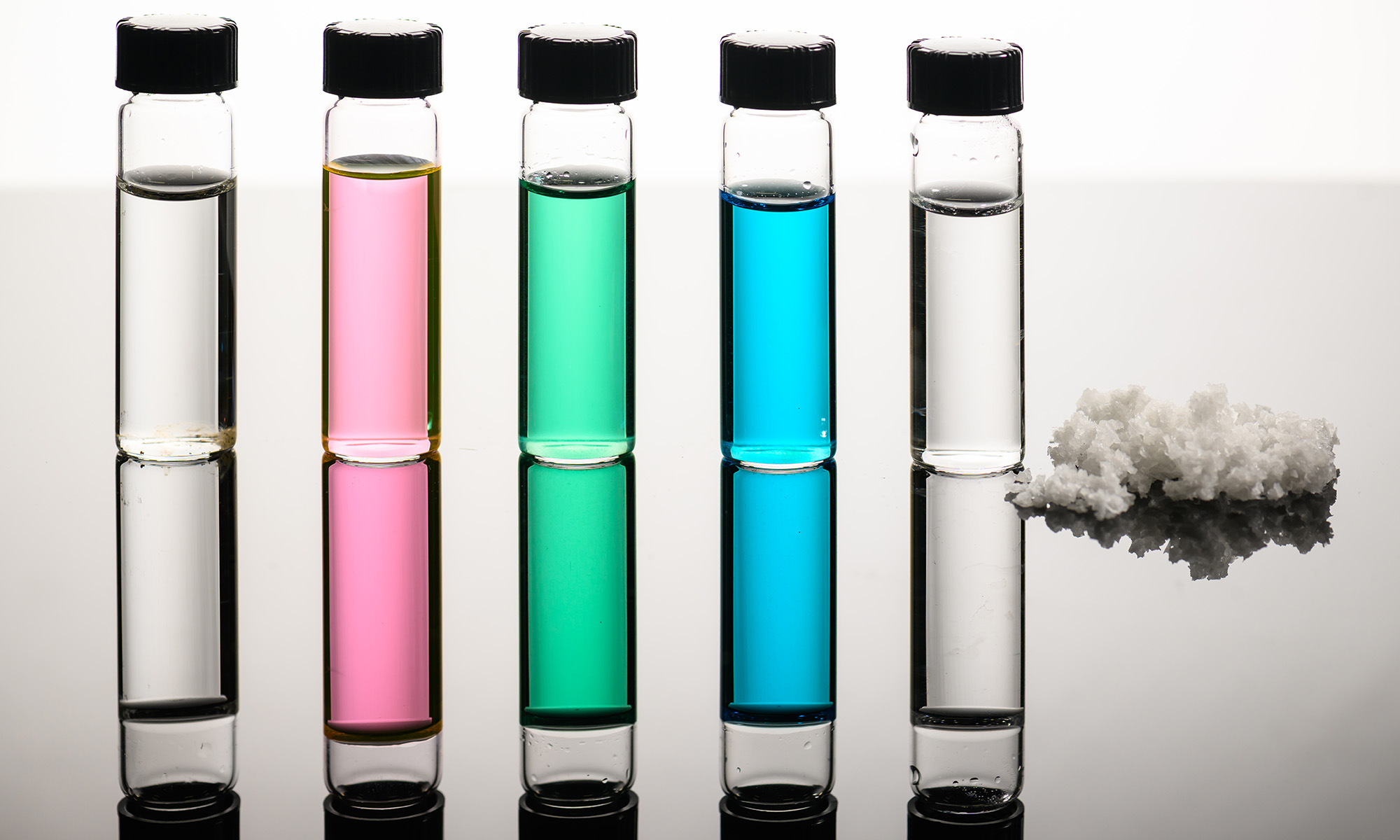 Un equipo de investigadores desarrolló una tecnología capaz de transformar agua de mar en agua apta para el consumo humano sin generar residuos tóxicos. Foto: University of Rochester photo / J. Adam Fenster.