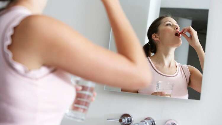 La vitamina D funciona para aliviar los dolores menstruales.