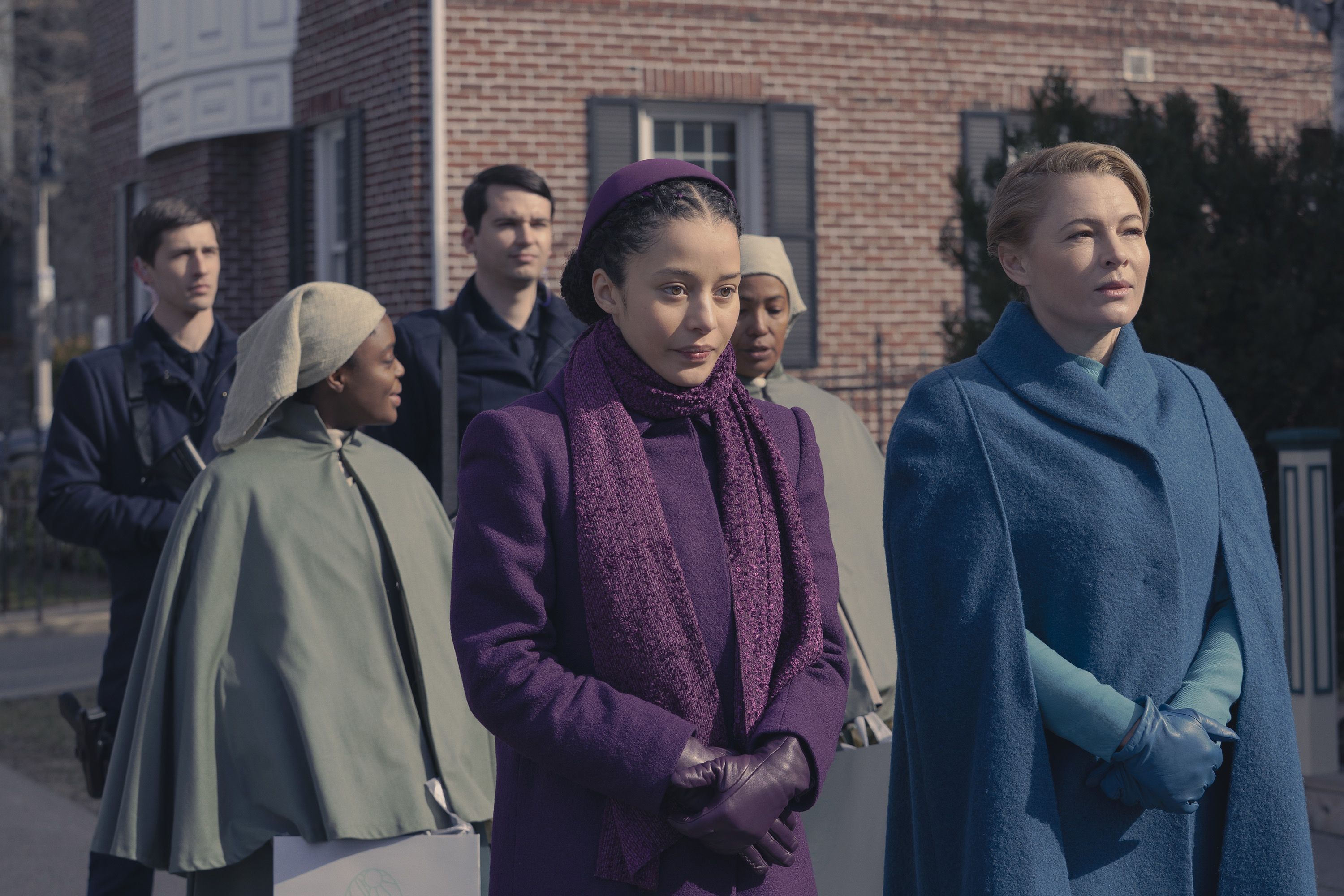 La serie ‘Los testamentos’ , protagonizada por Chase Infinity, llega como una continuación natural del universo de ‘El Cuento De La Criada’, con una mirada renovada que se centra en una generación que no conoció el mundo previo a Gilead. Foto: Disney.