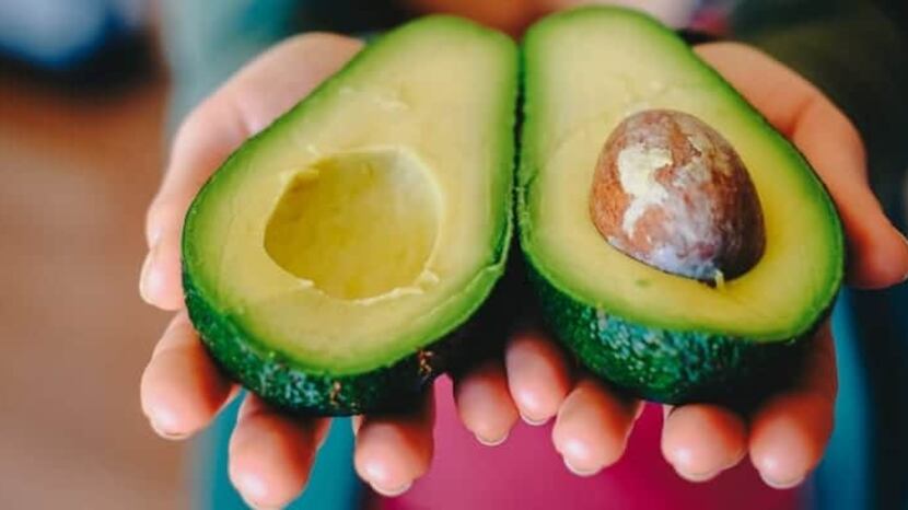 La crema de aguacate brinda múltiples beneficios a los pies.