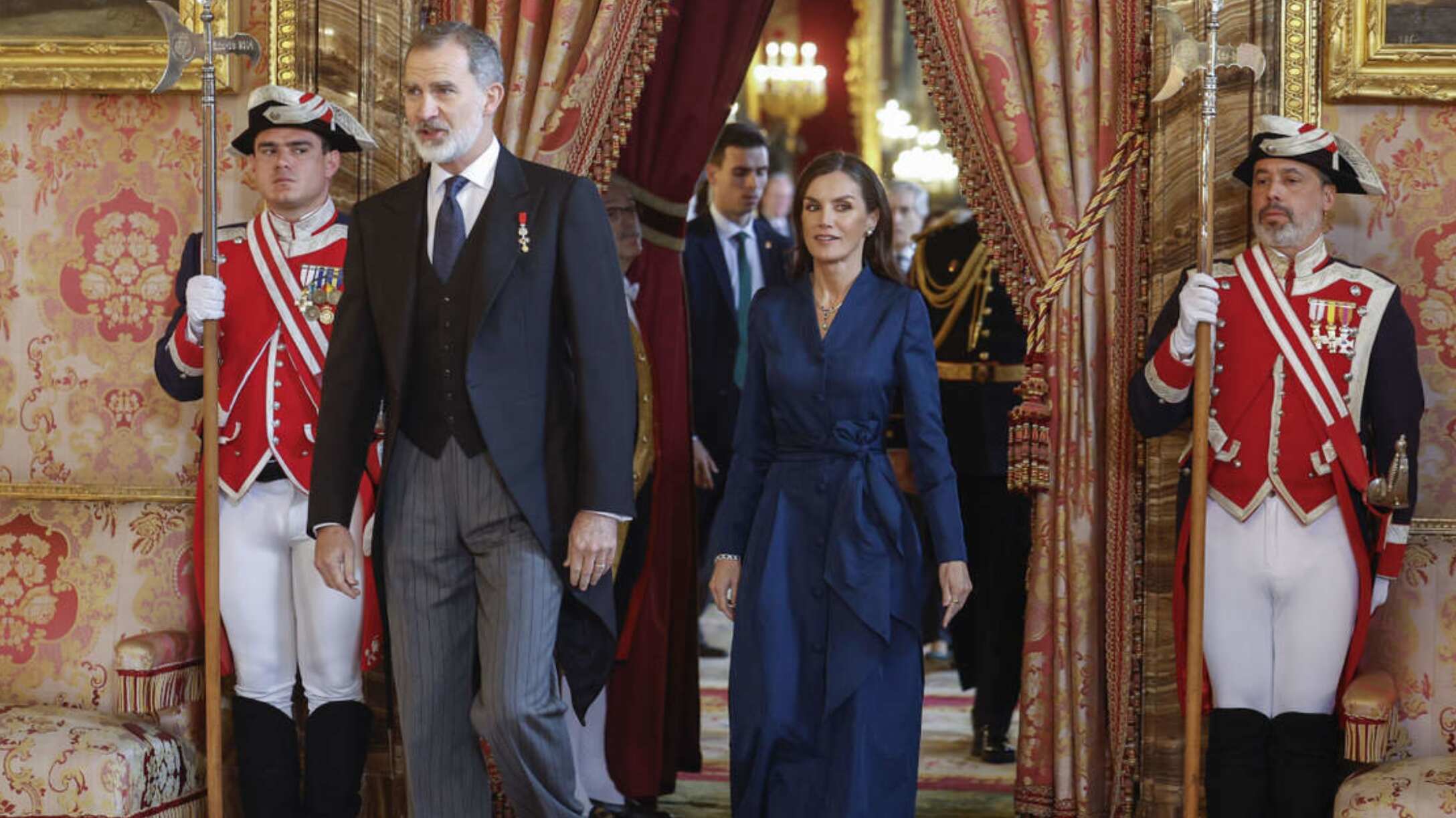 La reina se agachó para recogerla