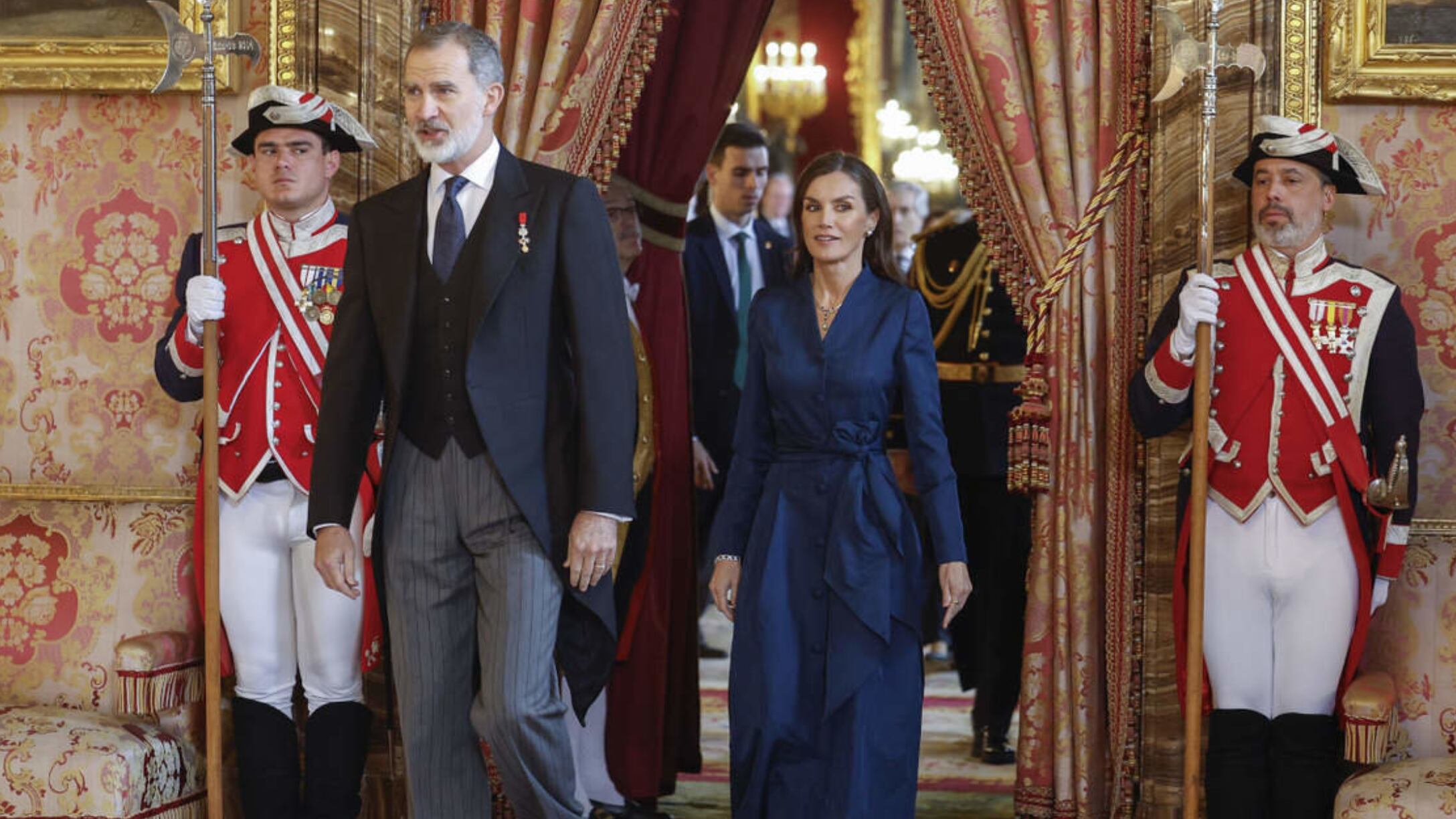 La reina se agachó para recogerla