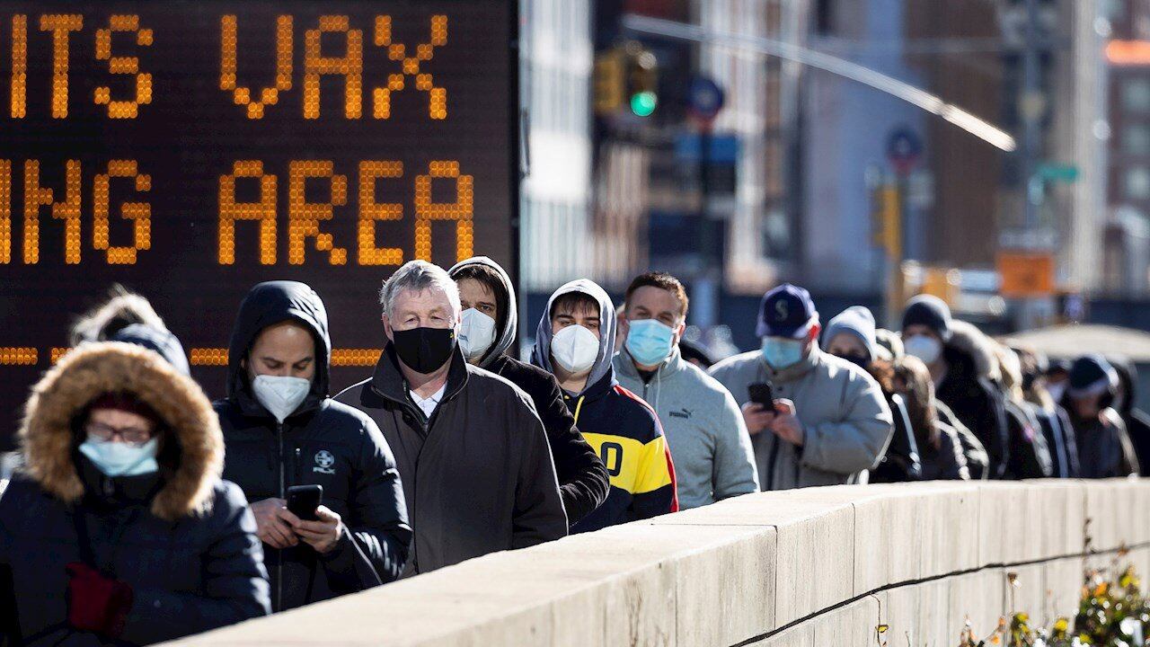¿Por qué los vacunados deben usar mascarillas de nuevo?