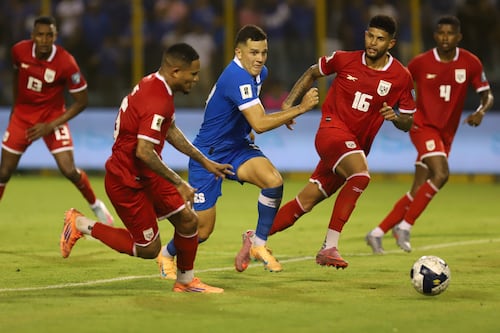Insólito: jugadores de Surinam bajaron a bailar con hinchas panameños que querían desconcentrarlos