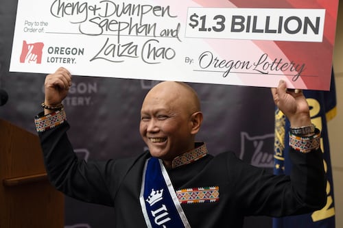 Ganador del Powerball de $1,300 millones es un inmigrante de Laos que tiene cáncer