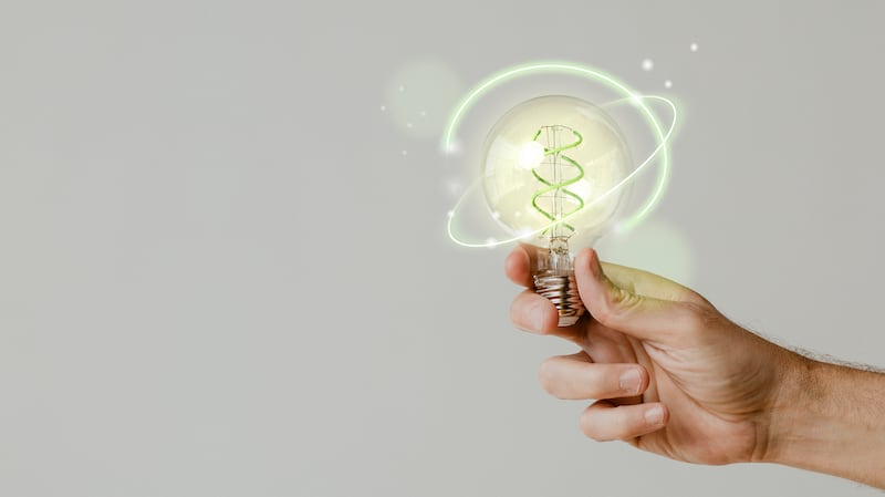 Al reducir nuestro consumo de energía, cuidamos el medio ambiente y nuestra economía. Foto: Freepik.