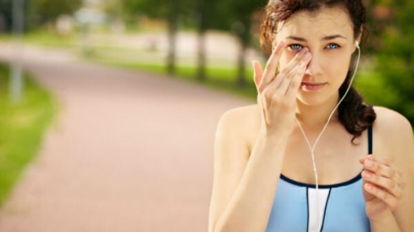 Para evitar el picor en los ojos es importante hidratar, no frotar y descansar.