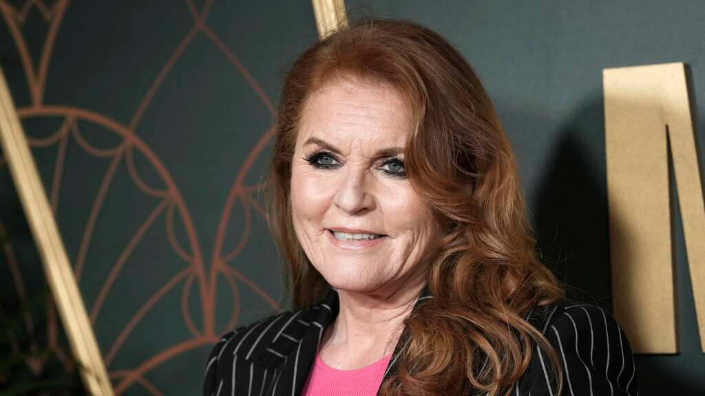 ARCHIVO - Sarah Ferguson, la duquesa de York, posa para los fotógrafos durante el estreno de la cinta "Marlowe", el 16 de marzo de 2023, en Londres. (Scott Garfitt/Invision/AP, Archivo)