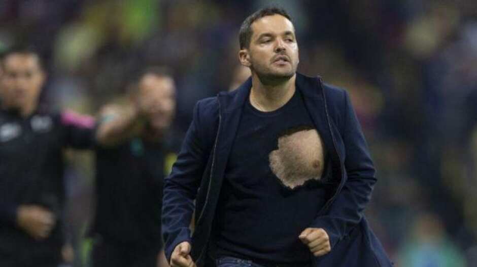 El técnico del León terminó con la playera rota.