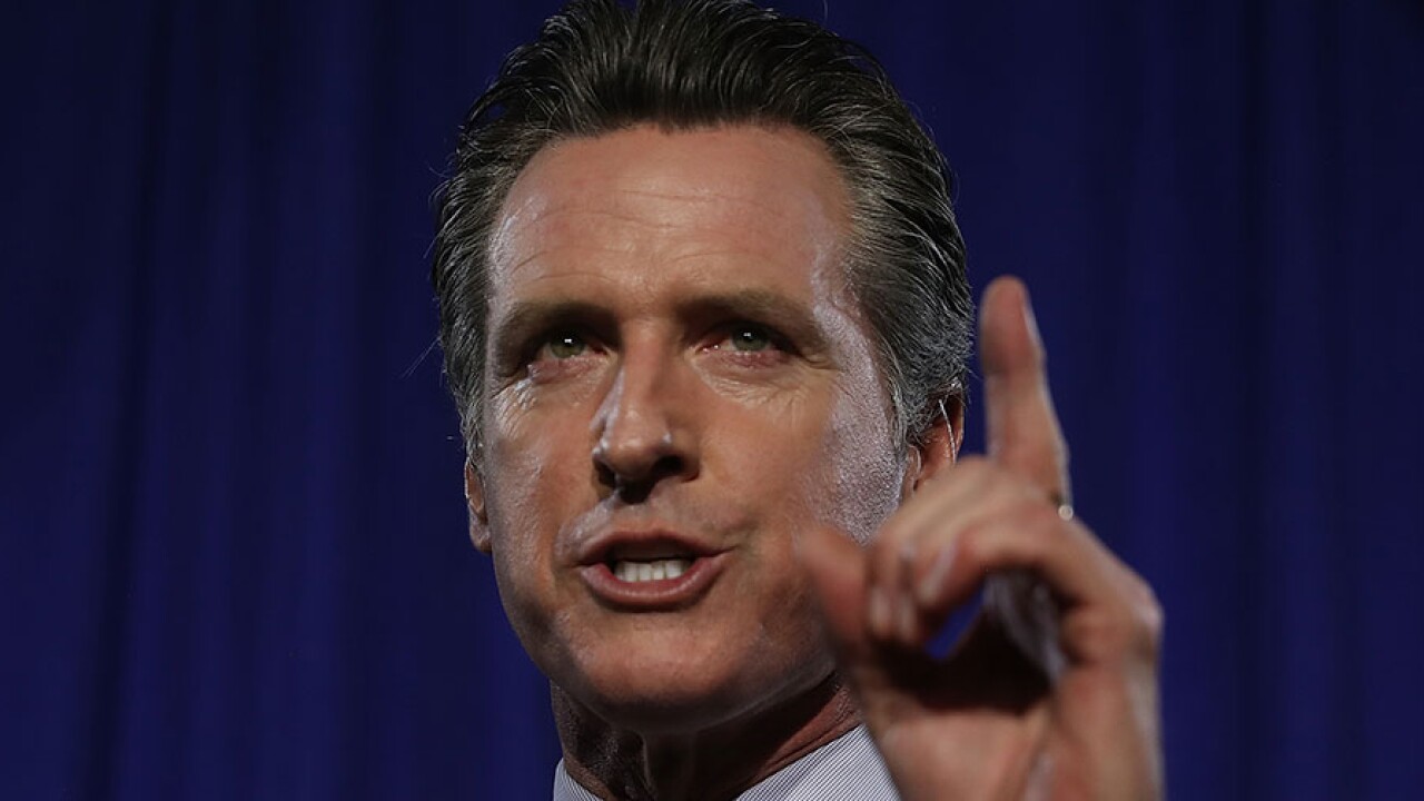 Gobernador de California, Gavin Newson, podría denunciar a otro gobernador tras la llegada de aviones con migrantes a Sacramento.
