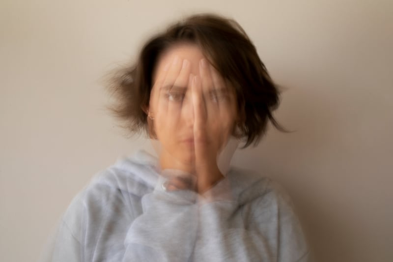 Aunque en términos generales un ataque de ansiedad y un ataque de pánico pueden confundirse, tienen características particulares que los hacen diferentes. Foto: Freepik.
