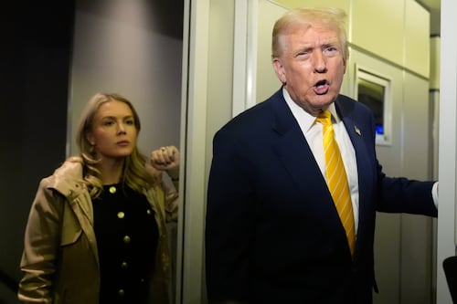 Denuncian a Donald Trump por insultar a una periodista en el Air Force One