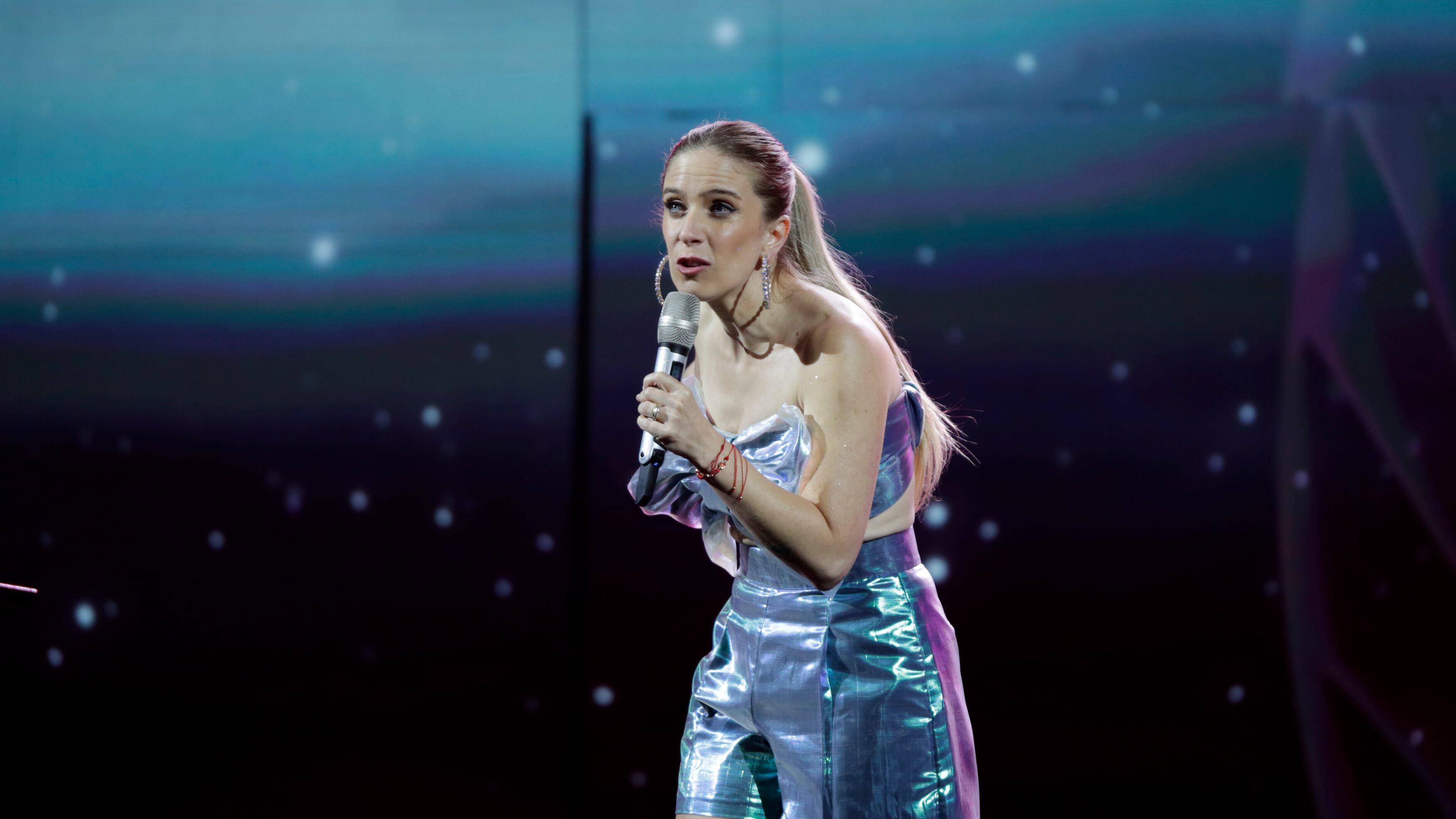 No pasaron ni cinco minutos de rutina y la comediante Alison Mandel sacó la primera risotada en la Quinta Vergara y recibió un aplauso cerrado en su regreso al Festival de Viña del Mar, tras su exitoso debut el año 2018, donde se llevó ambas gaviotas. 
Al igual que aquella vez, la esposa de Pedro Ruminot nuevamente se echó al público al bolsillo, cuando  contó historias sobre su marido, a quien definió como “flaite” y, por lo tanto, cumplía con todos su gustos y fetiches personales.
