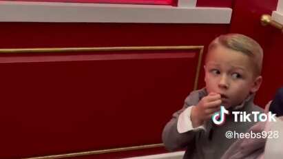 Niño es viral por su reacción al conocer a Santa