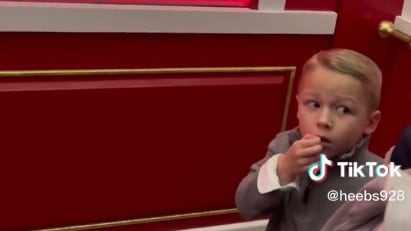 Niño es viral por su reacción al conocer a Santa