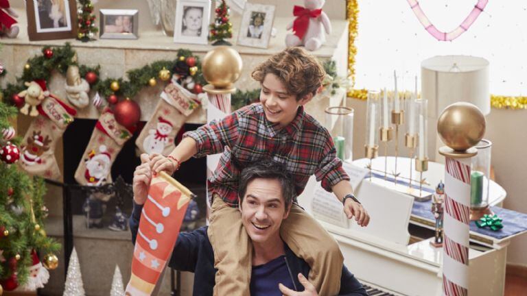 “Reviviendo la Navidad”, es un largometraje que narra la vida de Chuy, personaje interpretado por Mauricio Ochmann