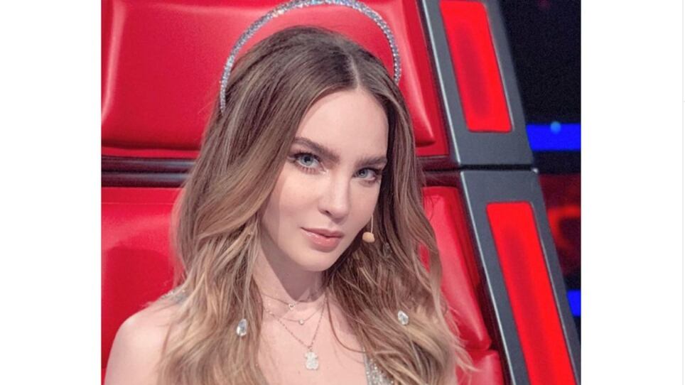 ¿Cruella Devil latina? Belinda deslumbra con abrigo de piel rojo