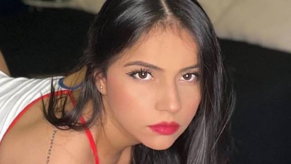 Aida Cortés, la modelo colombiana que "se vuela" con sesión de fotos en un avión.