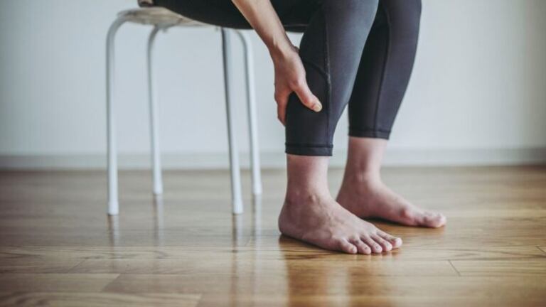 Al tener dolor en la pantorilla por tensión o estrés debe realizar estiramientos.