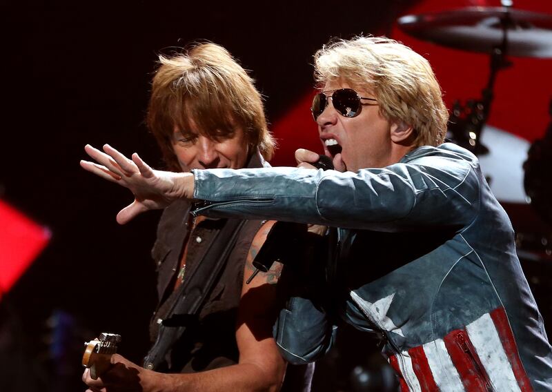 Jon Bon Jovi, el año 2012, cantando junto a Richie Sambora, el guitarrista de su banda.