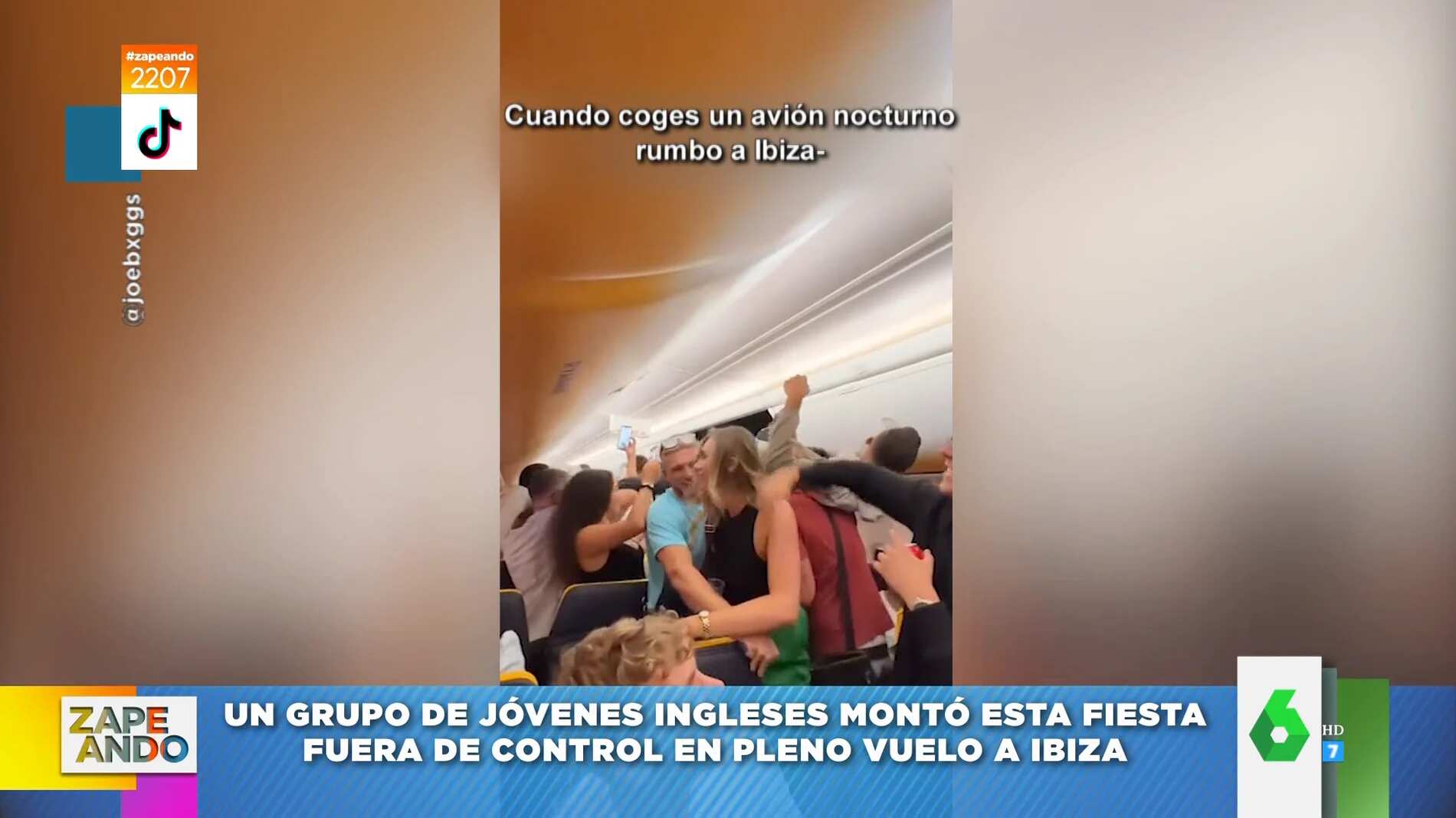 El avión se tambaleaba ya que los pasajeros no paraban de brincar al bailar