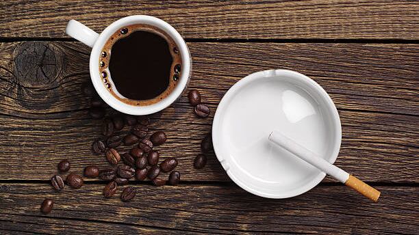 Miles son los adictos matutinos entre el café y cigarrillos