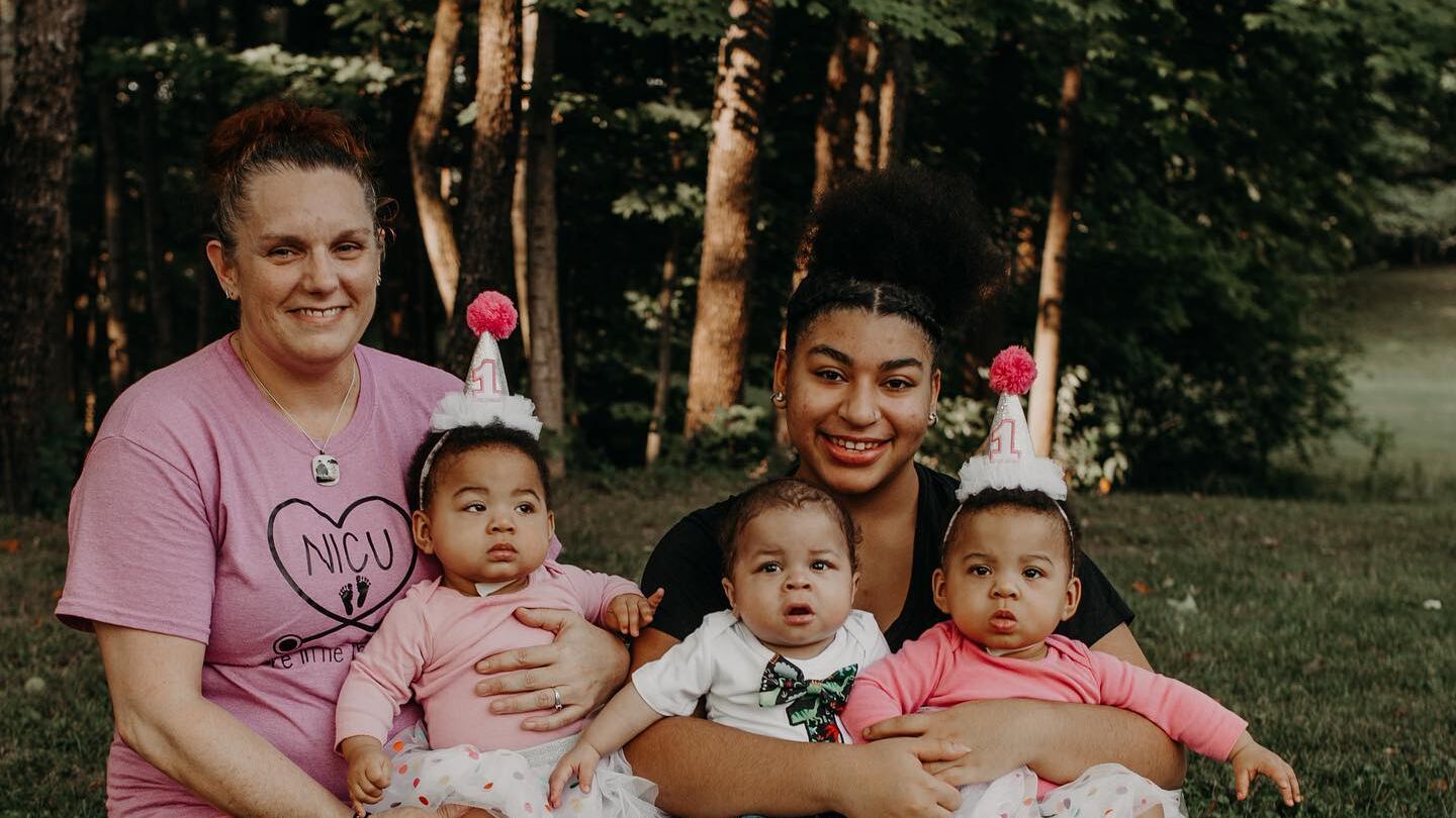 Katrina Mullen adoptó a una adolescente y madre soltera de trillizos.