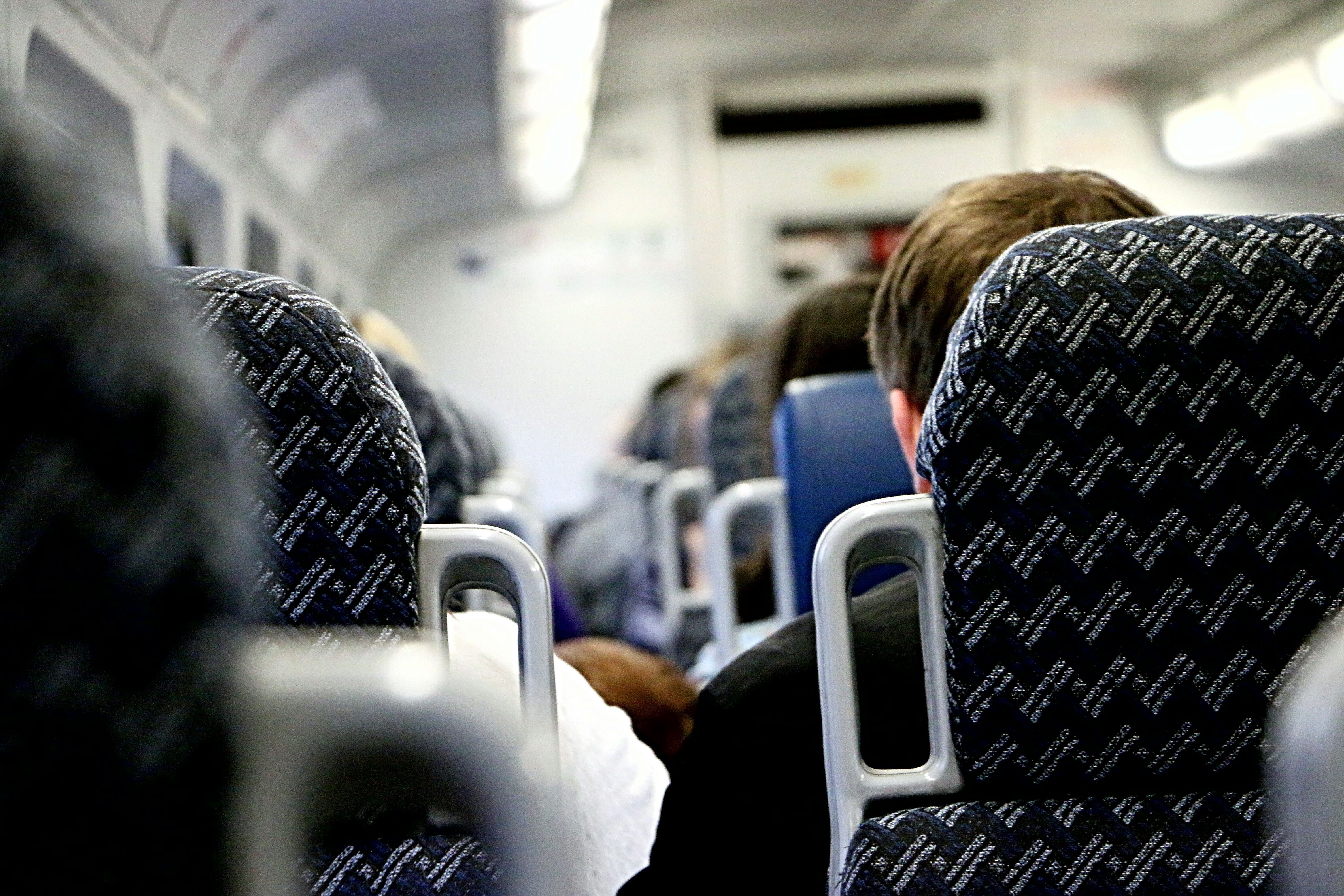 Celular explota durante vuelo hacia Las Vegas y provoca incendio en el avión