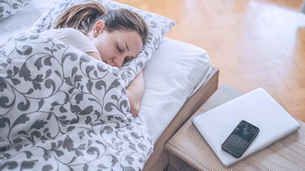 La salud se puede ver afectada por dormir con el celular cerca.