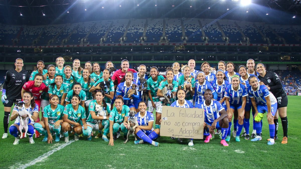 Las chicas se tomaron una foto con los perritos.