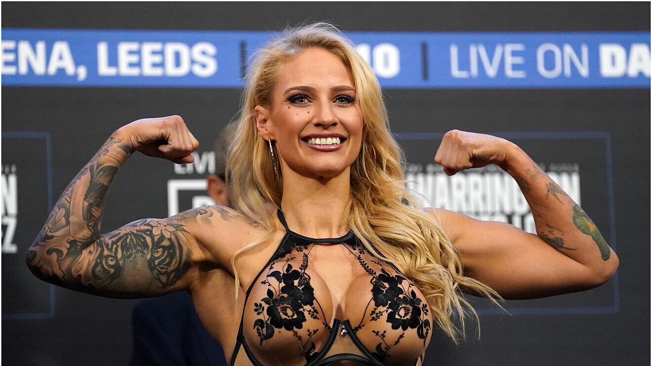 Ebanue Bridges, la boxeadora de OnlyFans que promociona su OnlyFans en el pesaje.